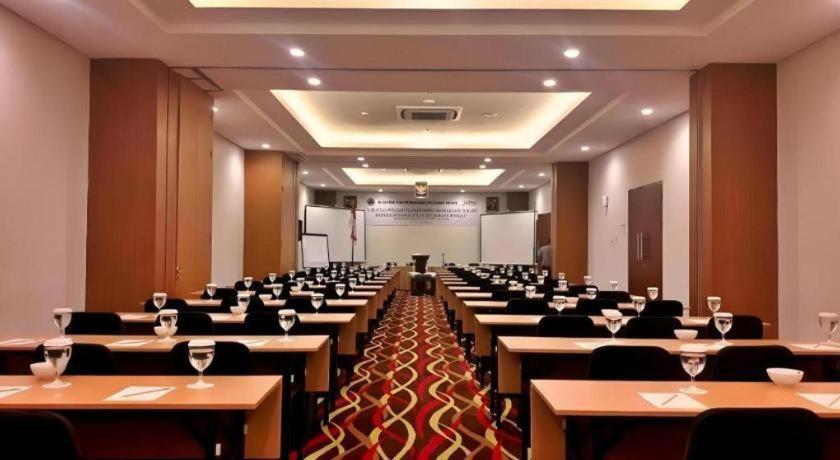 Atrium Premiere Cilacap Exterior foto